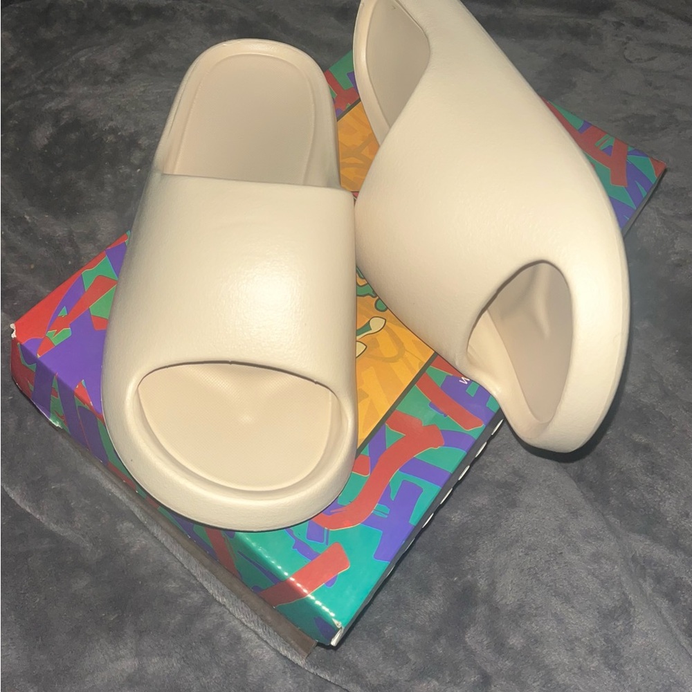 Beige Quiet Luxury Style Slides - Picture 2 of 12